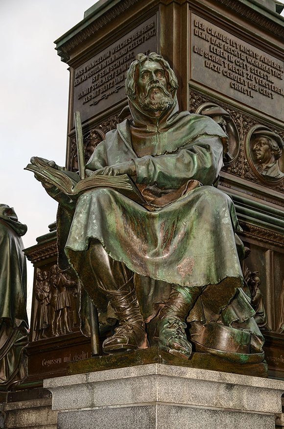 Lutherdenkmal Petrus Waldus 독일 보름스의 루터 기념관 앞에 있는 페트루스 발데스의 동상-580.jpg